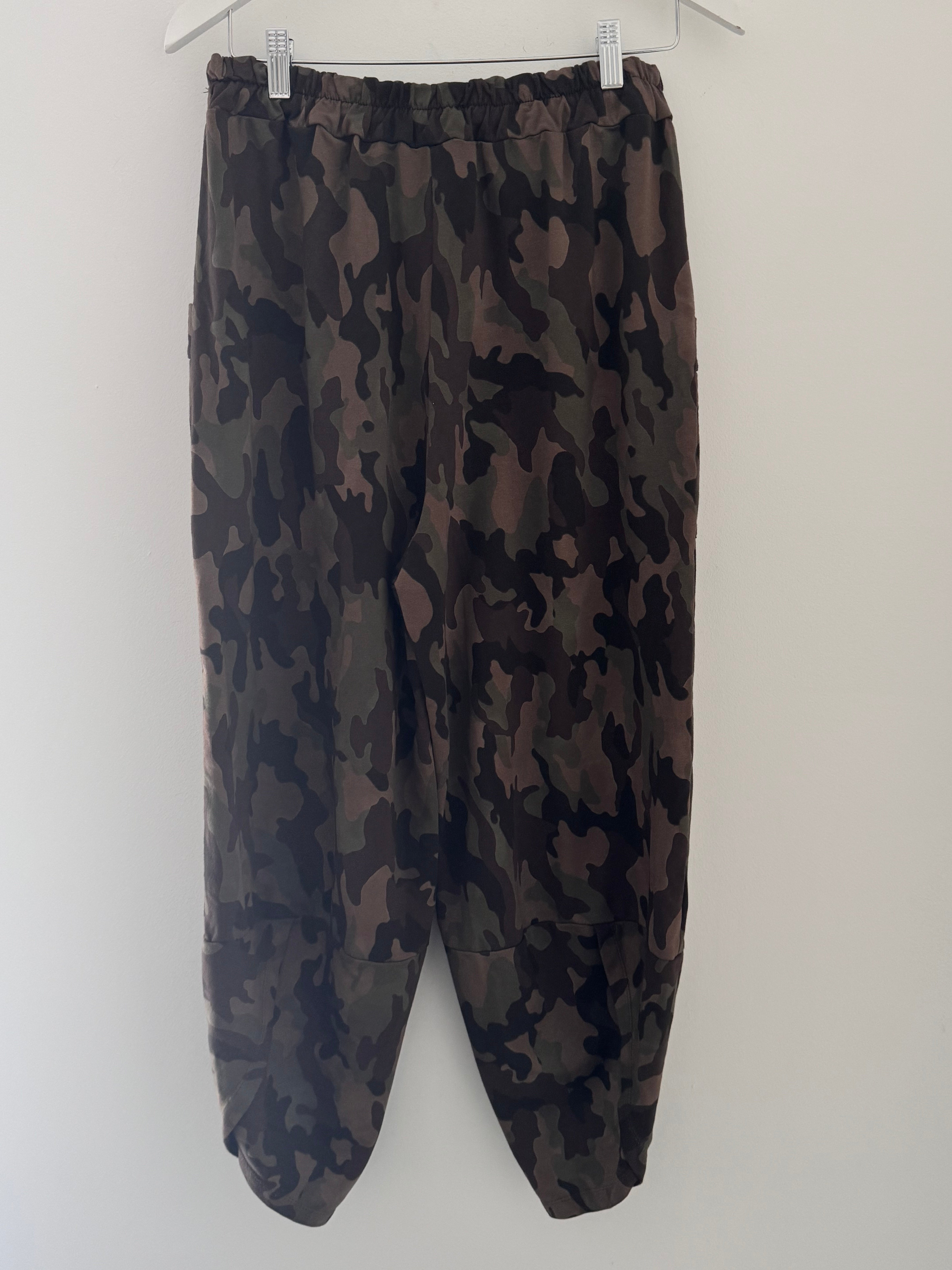 Barrel Cotton Jersey Trousers in Mocha Camo