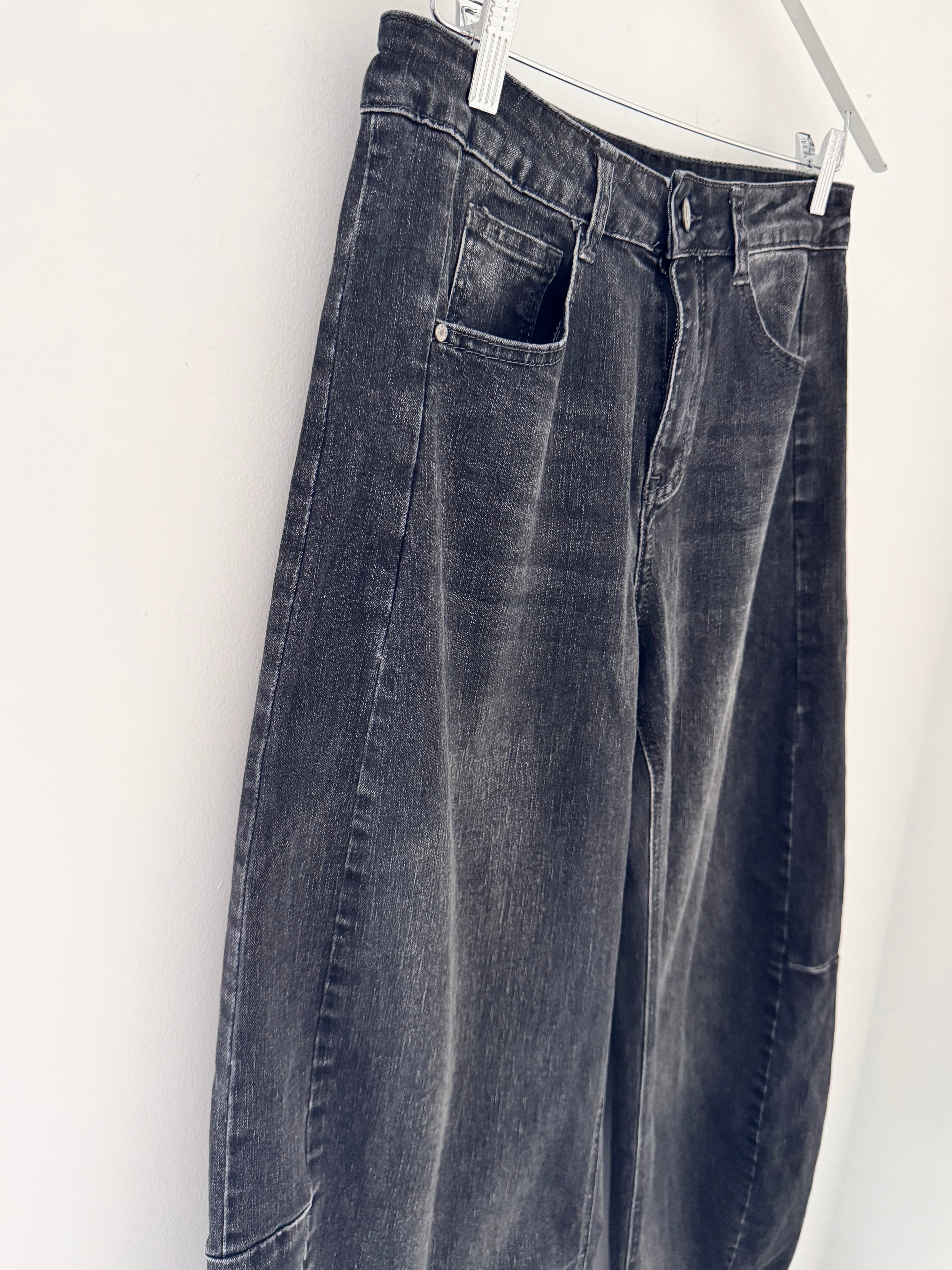 Barrel Leg Jeans in Washed Black
