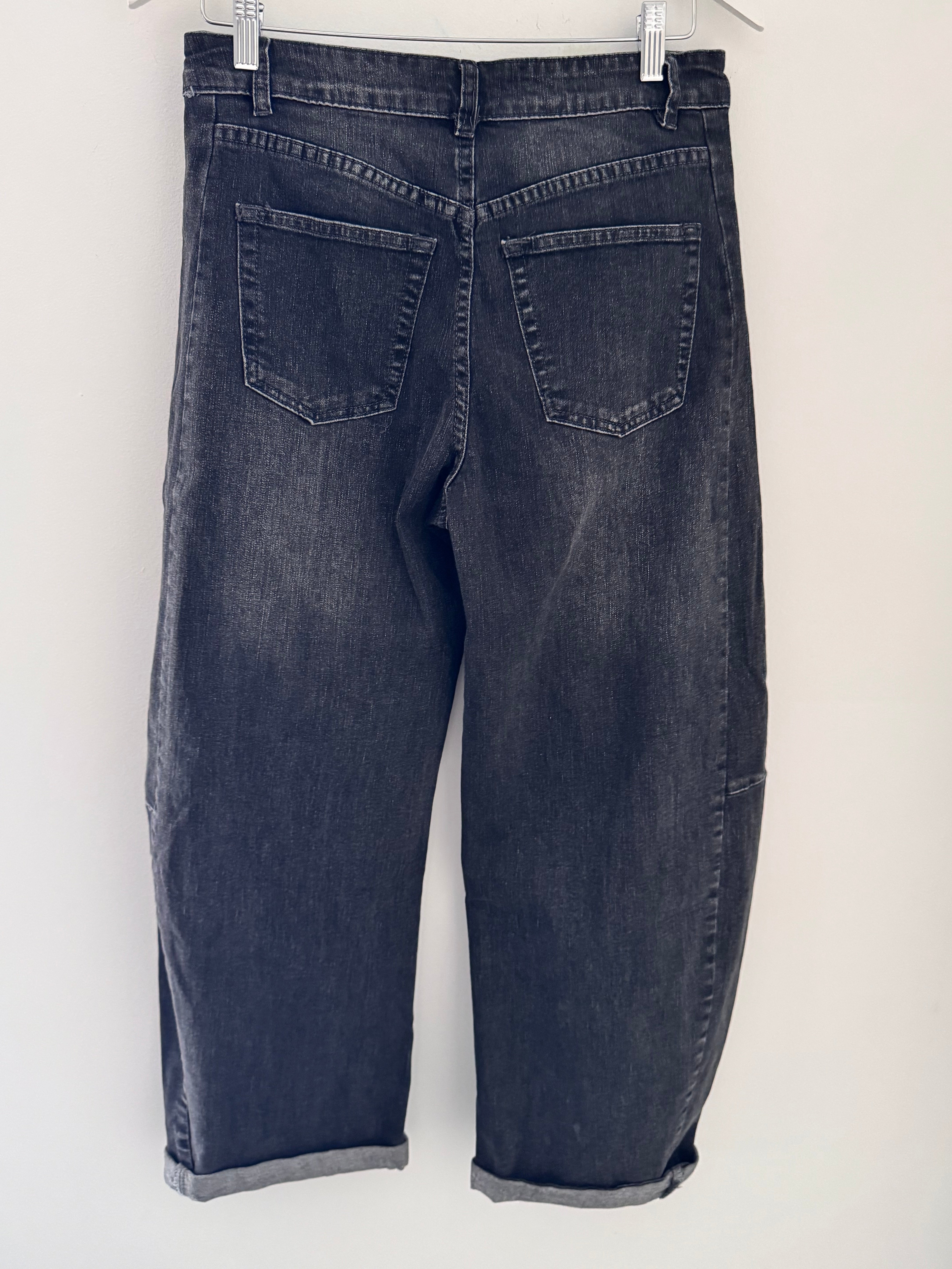 Barrel Leg Jeans in Washed Black