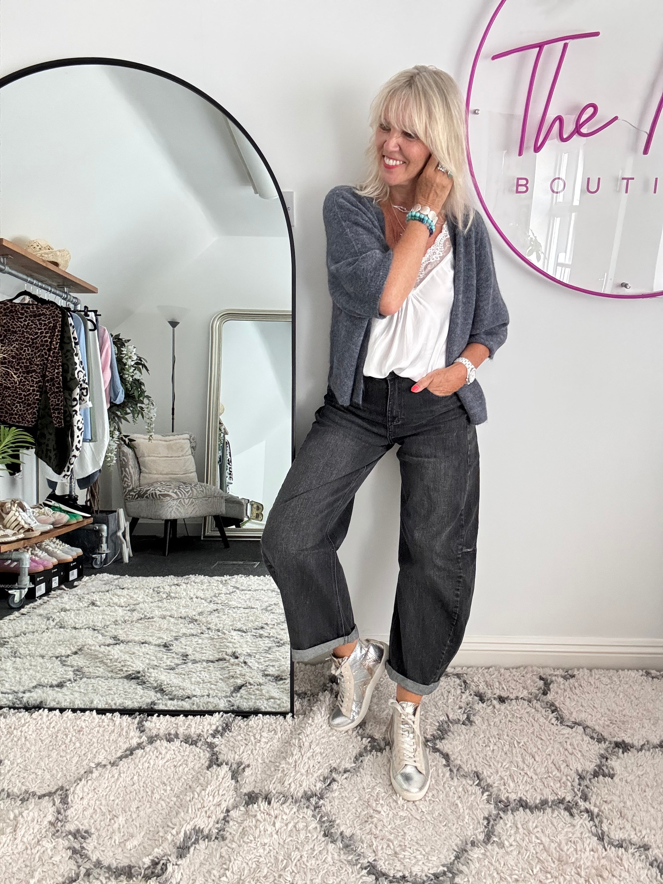 Barrel Leg Jeans in Washed Black