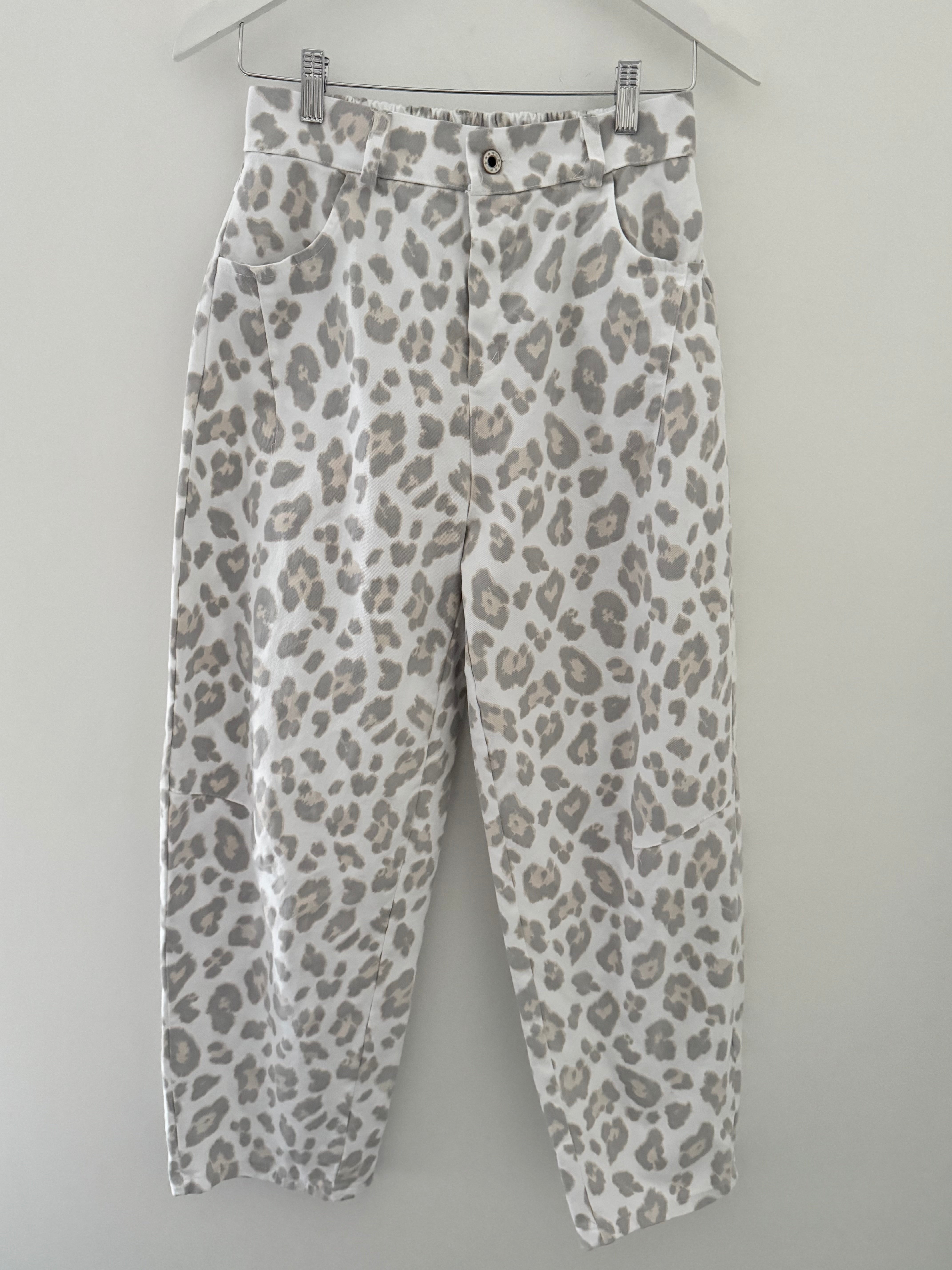 Barrel Leg Stretch Jeans in White Leopard