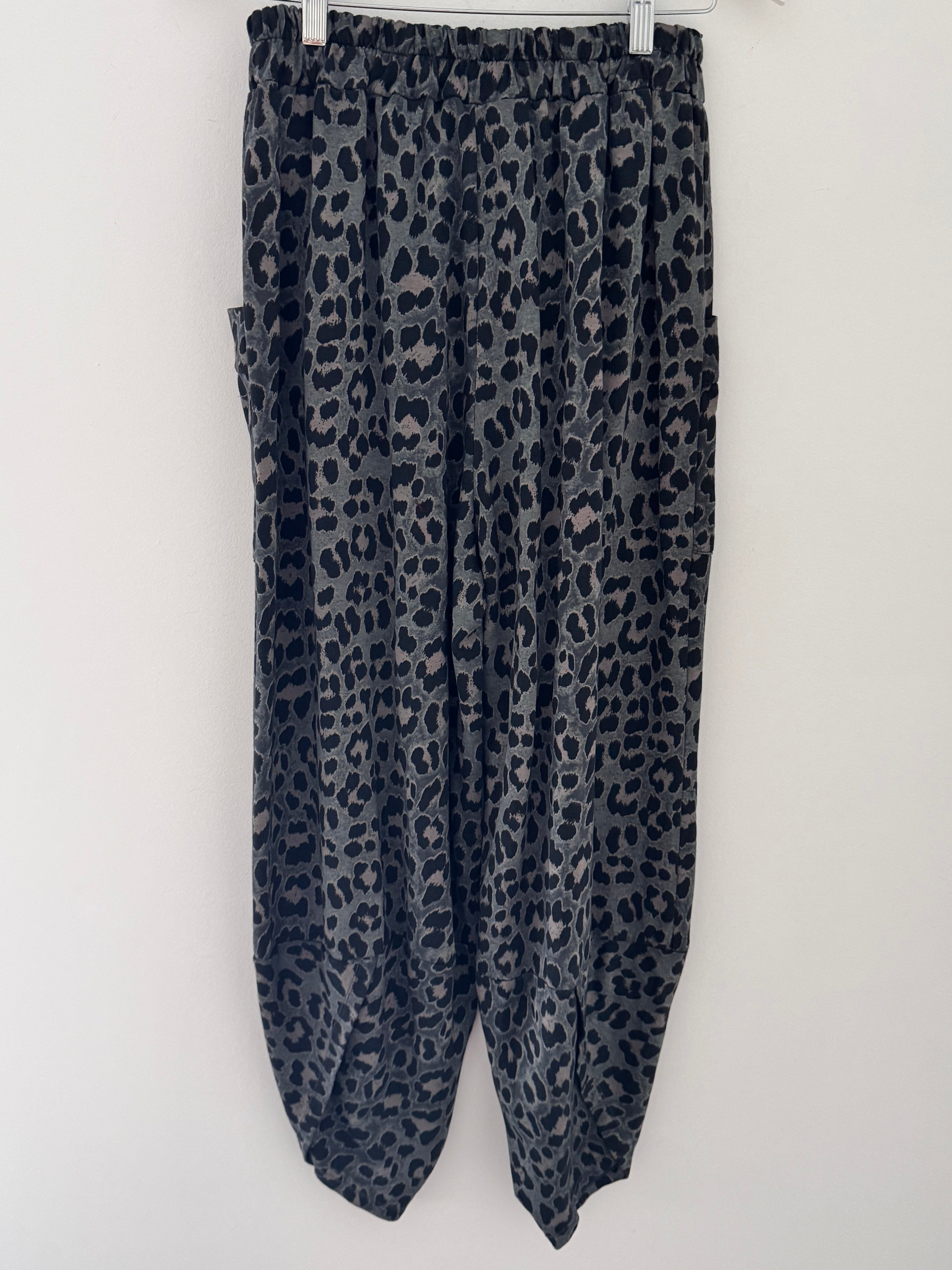 Barrel Stretch Trousers in Grey Leopard