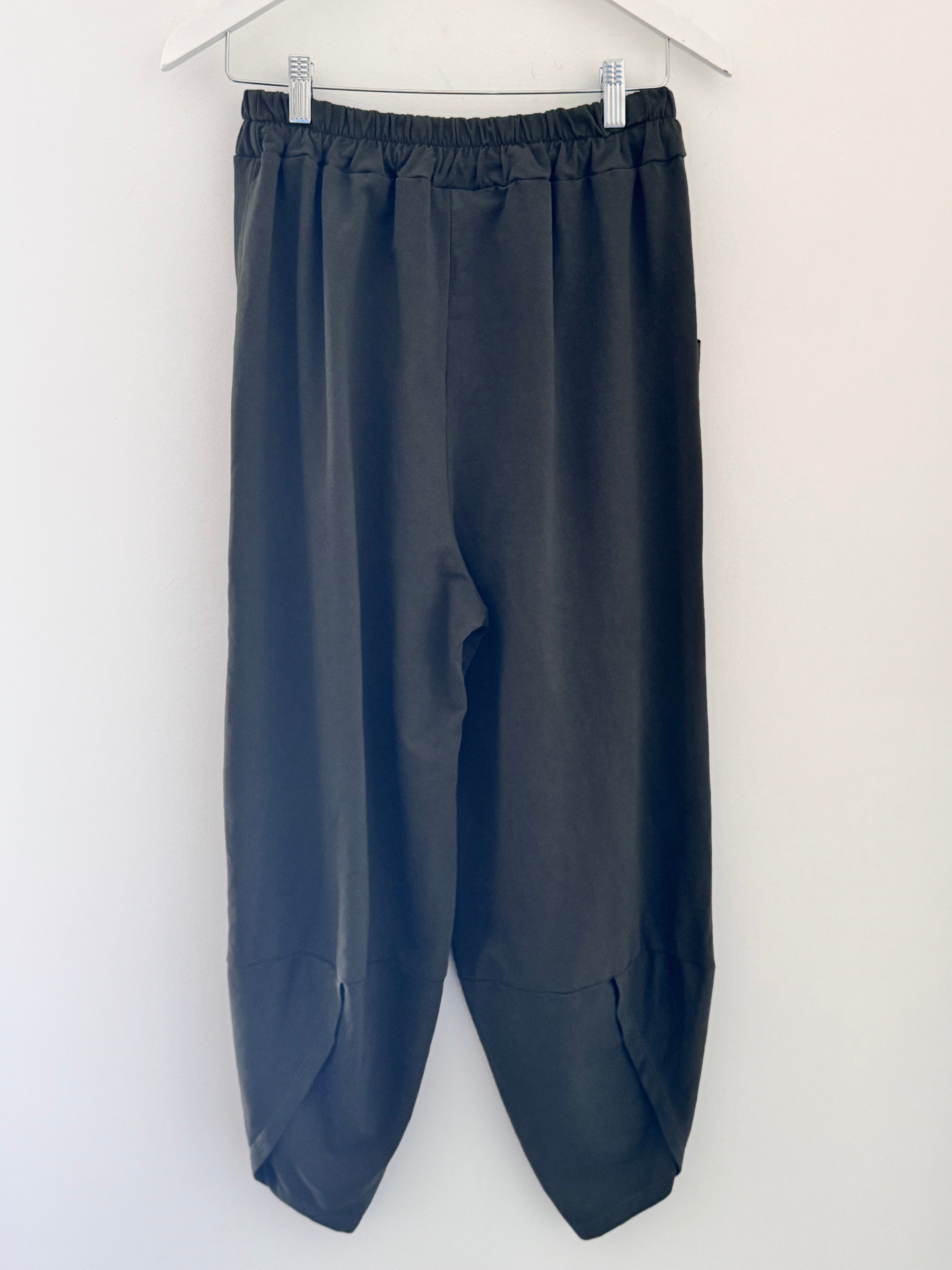 Barrel Shape Cotton Jersey Trousers in Dark Khaki