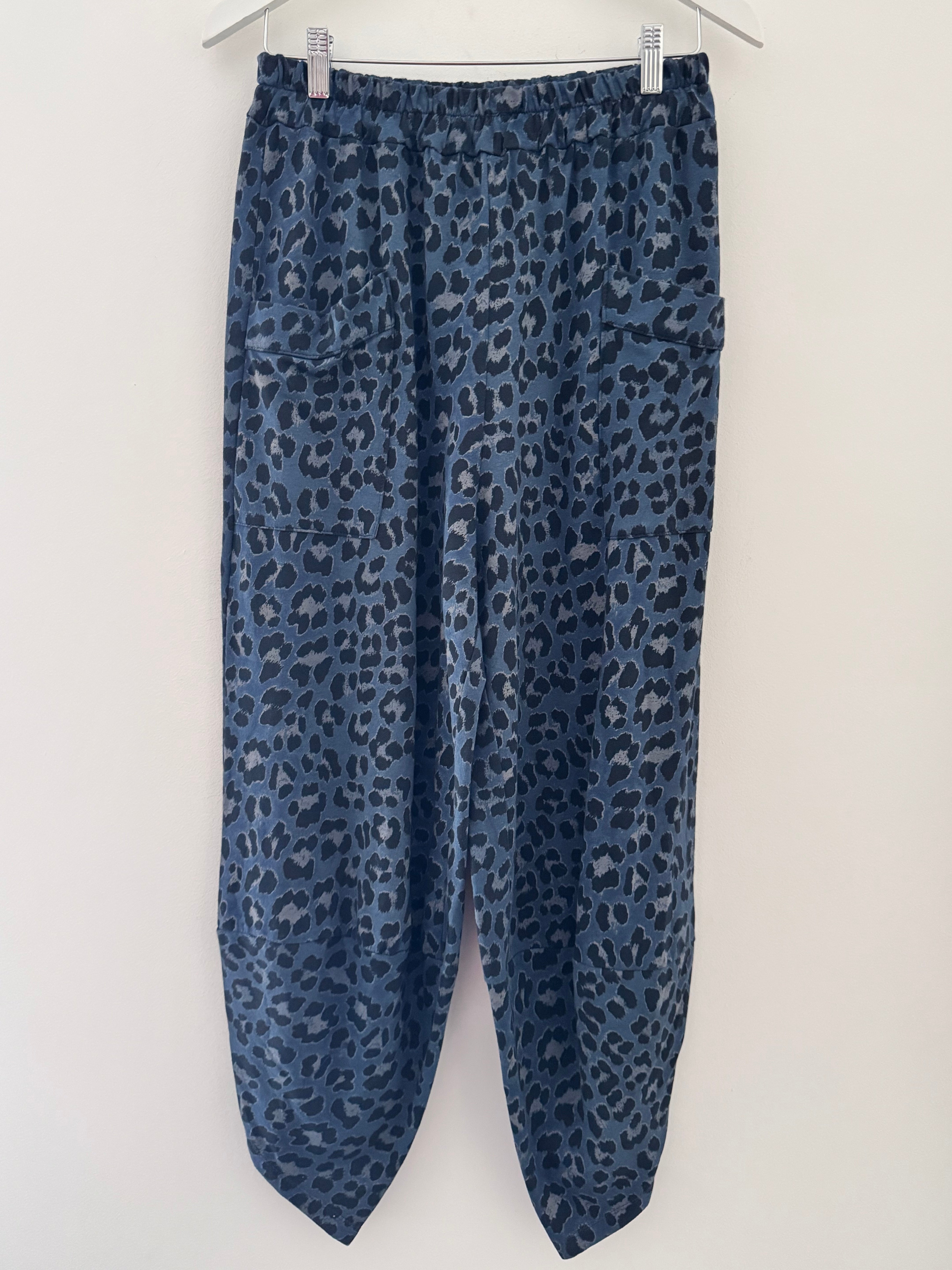 Barrel Stretch Trousers in Blue Leopard