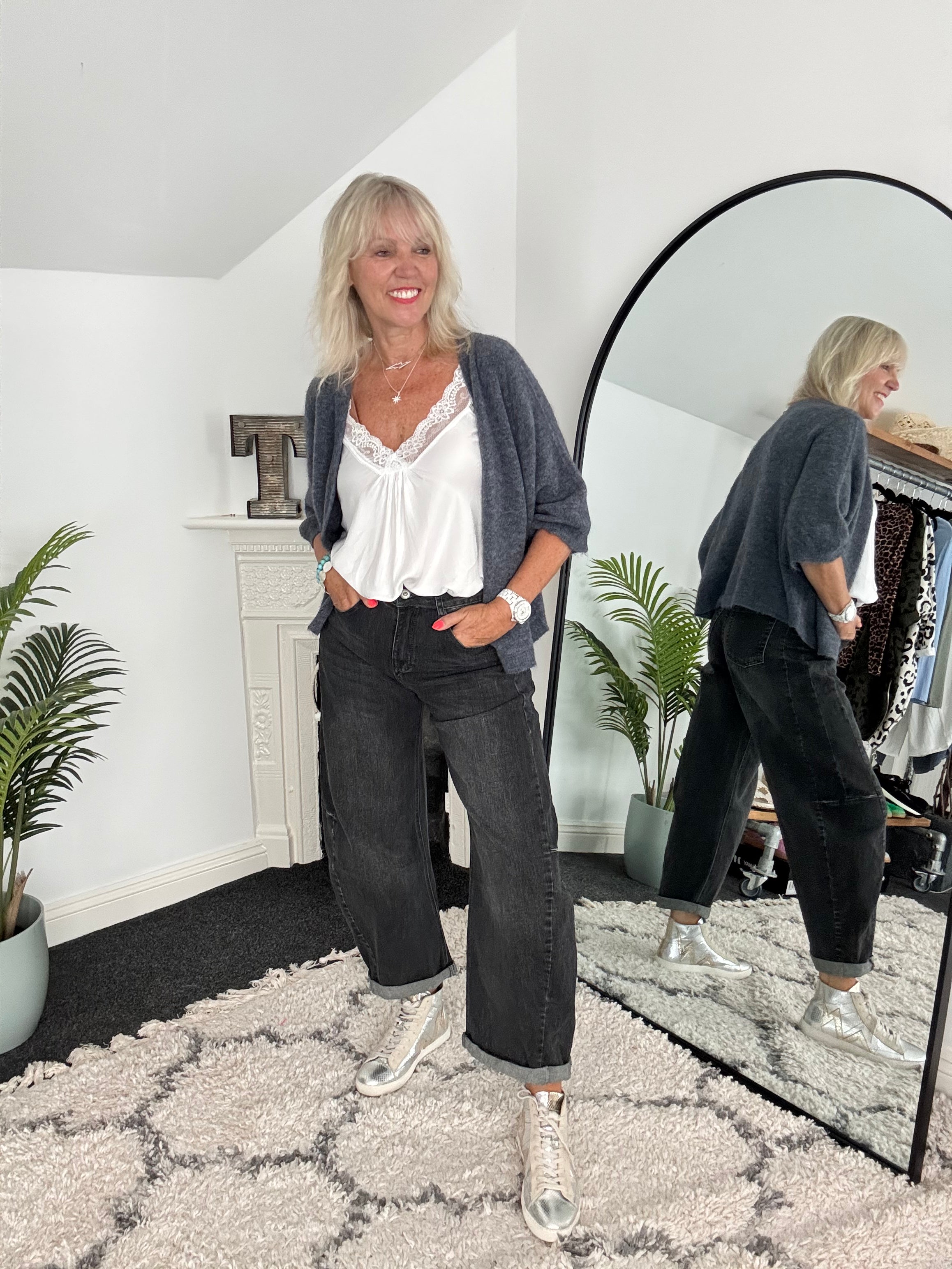 Barrel Leg Jeans in Washed Black