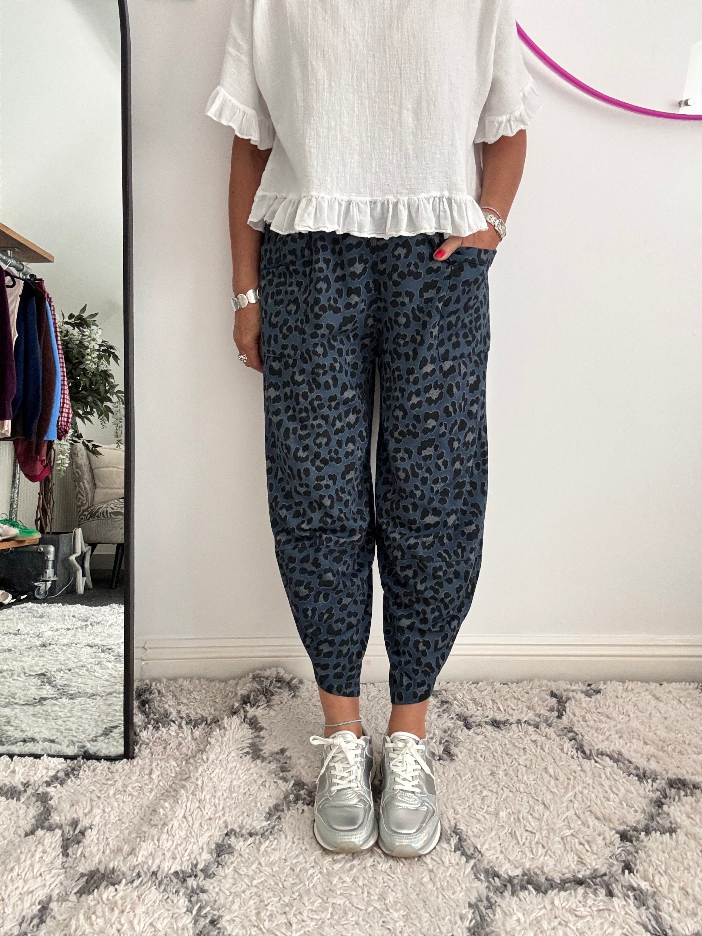 Barrel Stretch Trousers in Blue Leopard