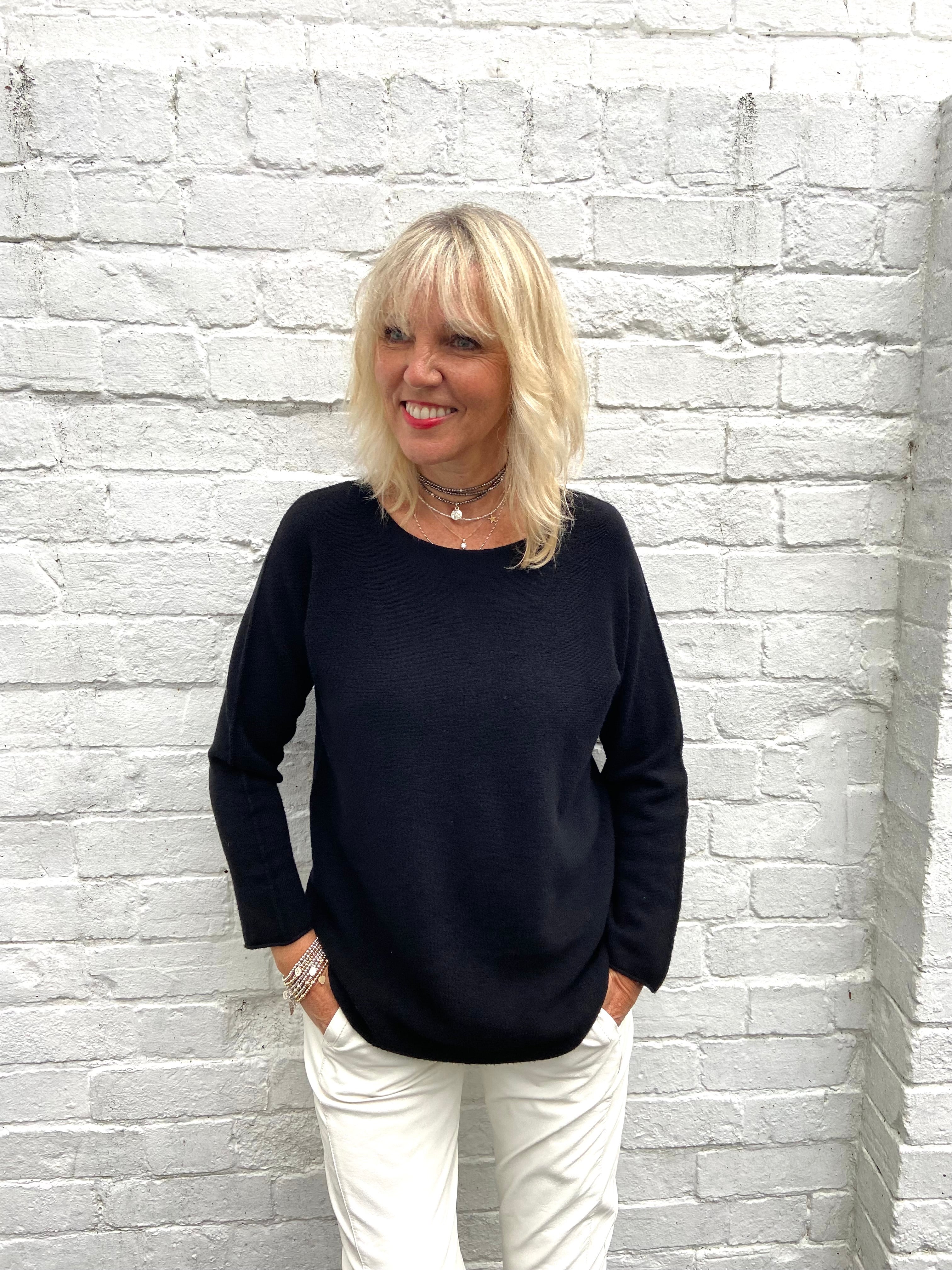 Simple Round Neck Knit in Black