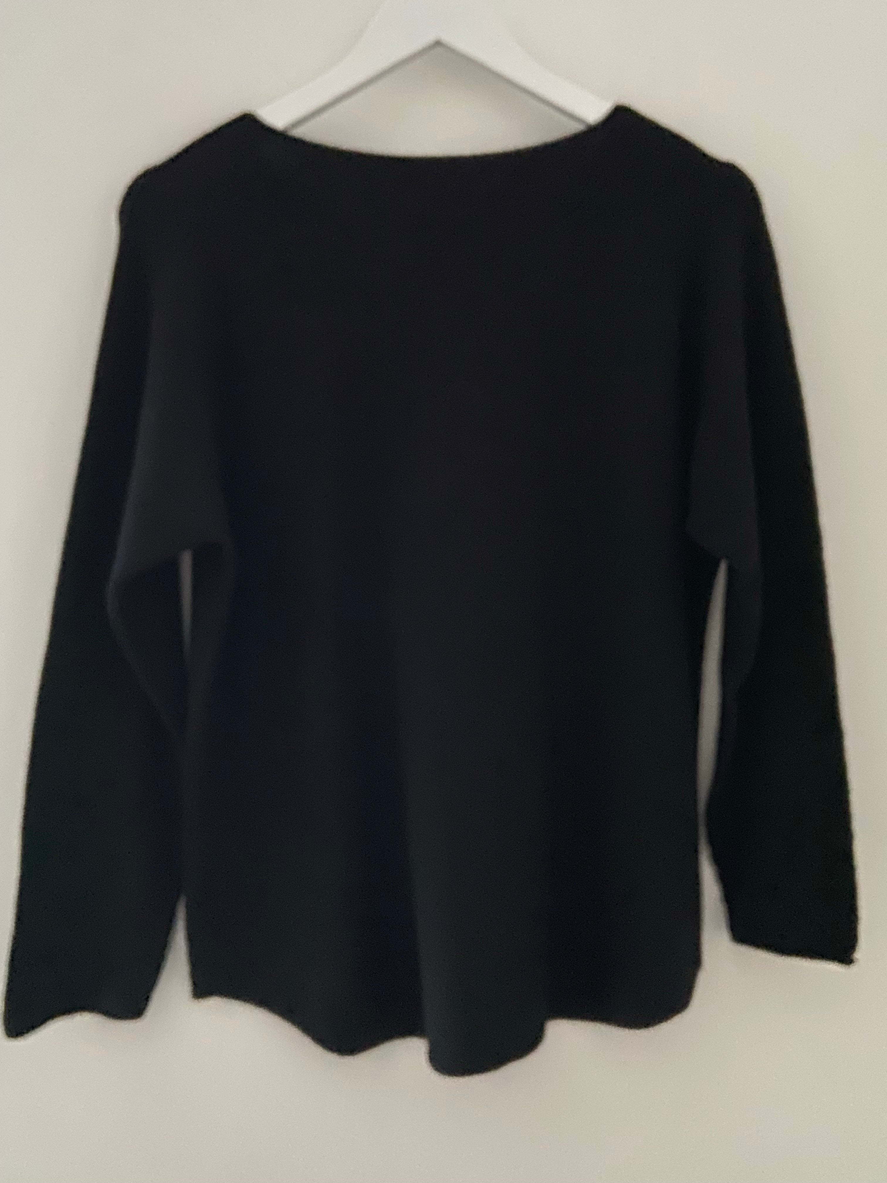 Simple Round Neck Knit in Black