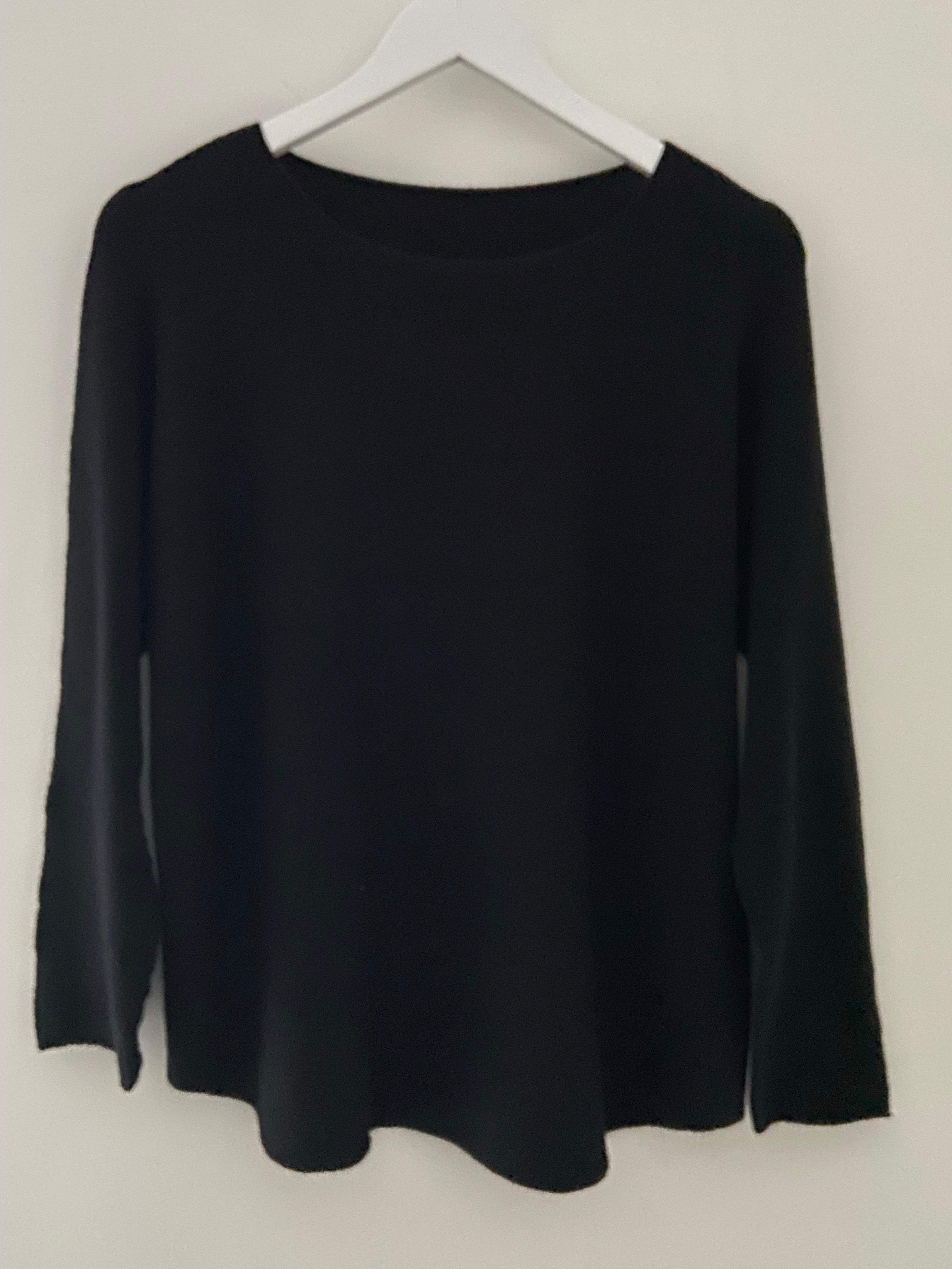 Simple Round Neck Knit in Black